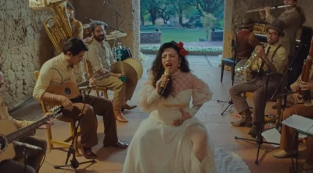 Mon Laferte: Estrena concierto en Tiny Desk luciendo su embarazo y vestida de novia