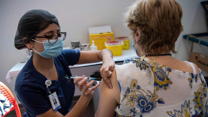 Este lunes se pone en marcha vacunación para mayores de 55 años: Municipio de Viña del Mar dispuso 19 puntos para el proceso