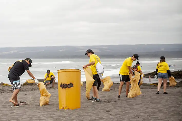 Valparaíso: Voluntarias y voluntarios de la Iglesia de Dios realizaron limpieza en borde costero de Barón y Portales