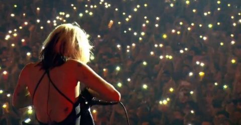 Miley Cyrus rompe en lágrimas al dedicar «Angels Like You» a Taylor Hawkins de Foo Fighters