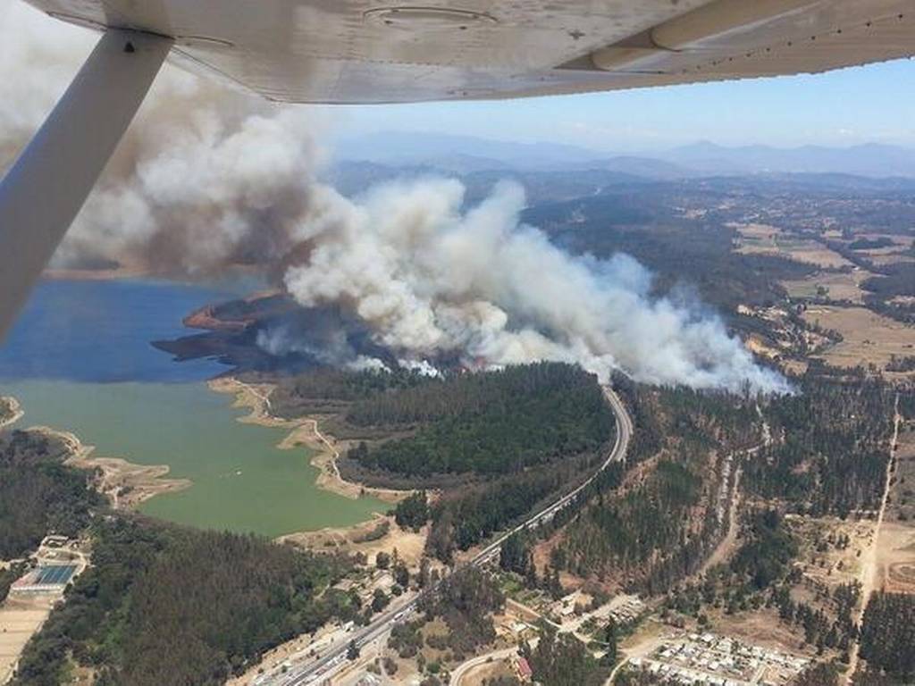 200 hectáreas siniestradas: Incendio en Ruta 68 mantiene Alerta Roja en Valparaíso