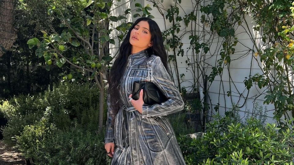 Kylie Jenner sorprende en look de cuero a casi dos meses de haber dado a luz