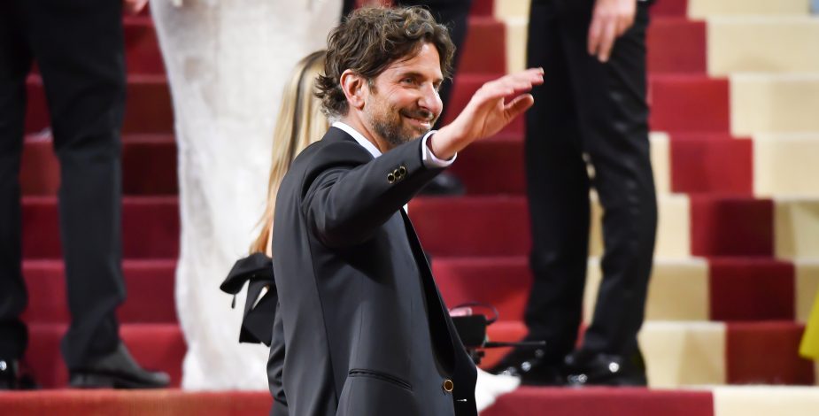 Una sorpresa: Bradley Cooper luce irreconocible para su nueva película “Maestro”