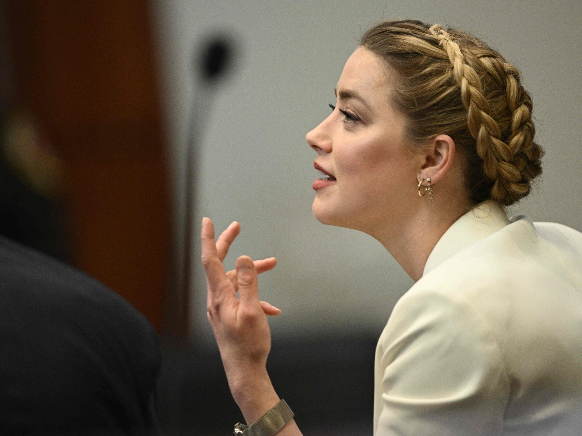 La ex empleada de Amber Heard la acusa de robarle su historia de abuso sexual contra Johnny Deep