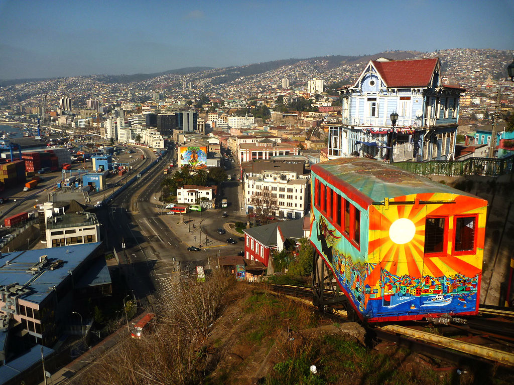 Valparaíso: Vecinos y municipio exploran creación de corporación para administrar ascensores