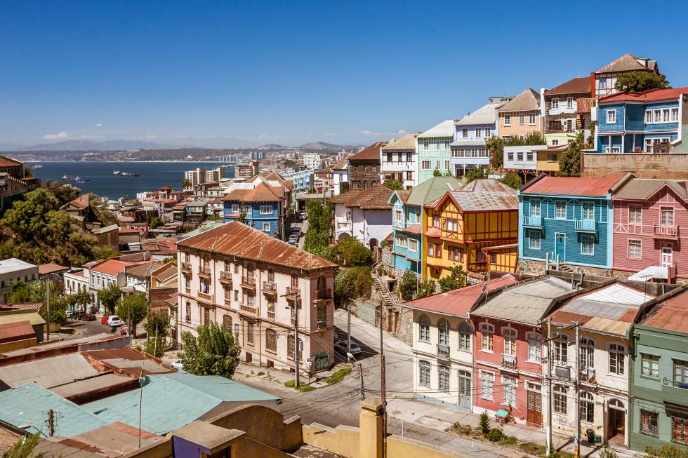 Valparaíso: Proyecto Arcoíris apuesta en pintar emblemáticos murales y casas patrimoniales de la ciudad puerto