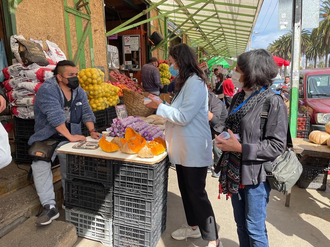 Valparaíso: Autoridades realizan socio educación en Mercado Cardonal de cara a nuevo escenario de Apertura