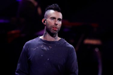 Exinstructora de yoga de Adam Levine se suma a acusaciones: «Me trató como basura usada»