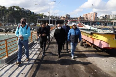 Gobernador Regional inspeccionó en terreno estado del muelle de Caleta Portales en Valparaíso 