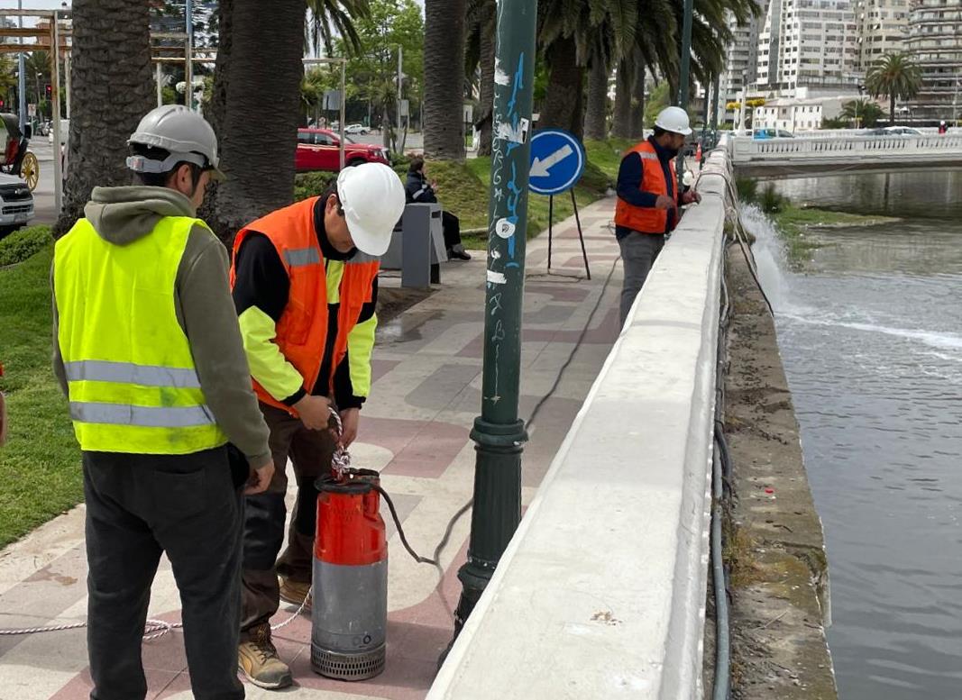 Viña del Mar: Esval inspeccionó ductos de agua en Punte Las Cucharas del estero Marga Marga